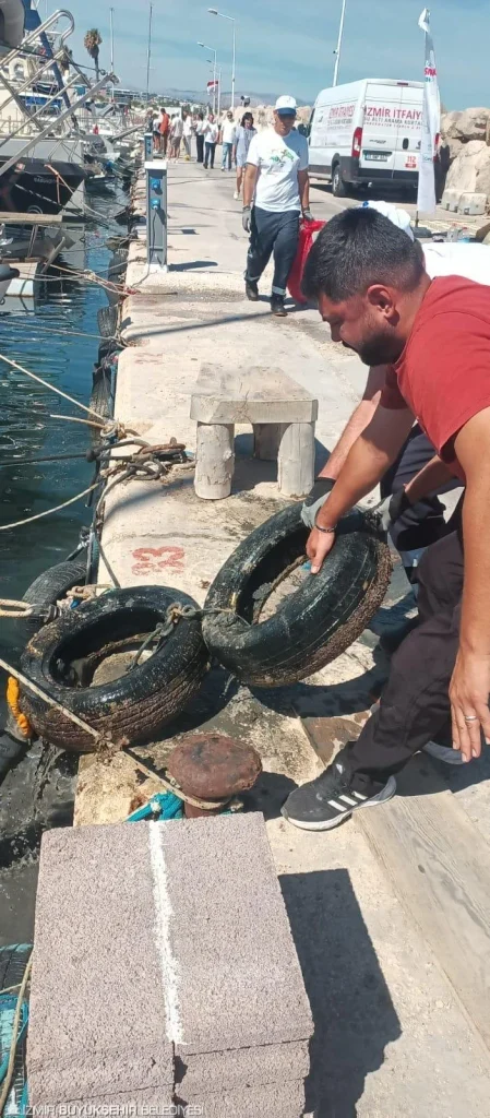 Çeşme kıyılarında kapsamlı temizlik: 1,5 ton atık toplandı 5 Çeşme kıyılarında kapsamlı temizlik: 1,5 ton atık toplandı