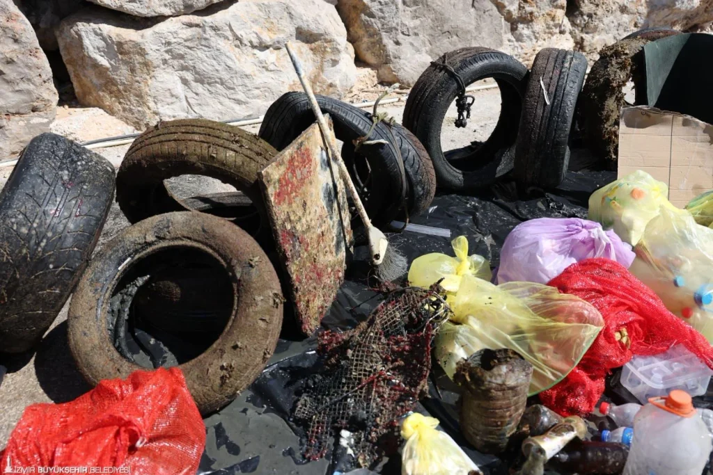 Çeşme kıyılarında kapsamlı temizlik: 1,5 ton atık toplandı 1 Çeşme kıyılarında kapsamlı temizlik: 1,5 ton atık toplandı