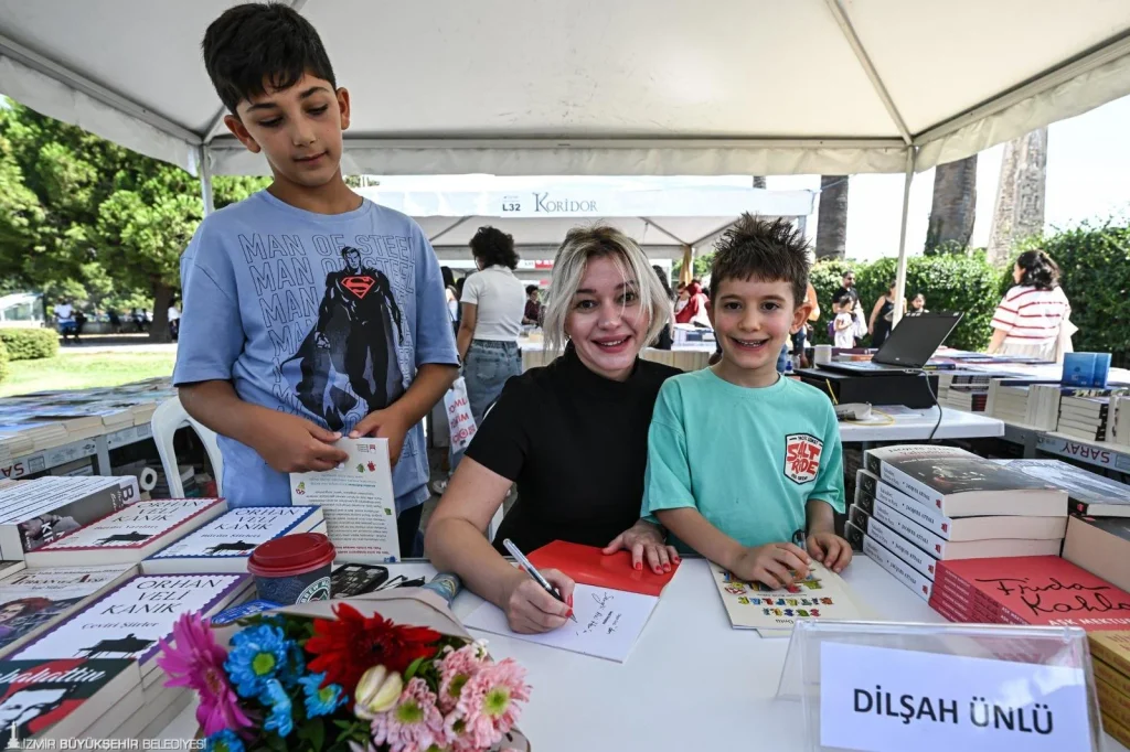 İZKİTAP'a ilk günden rekor ilgi 2 İZKİTAP'a ilk günden rekor ilgi