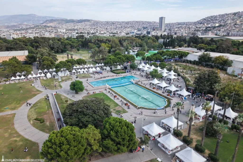 Kültürpark'ta kitap izdihamı: İzmirliler İZKİTAP’a büyük ilgi gösterdi
