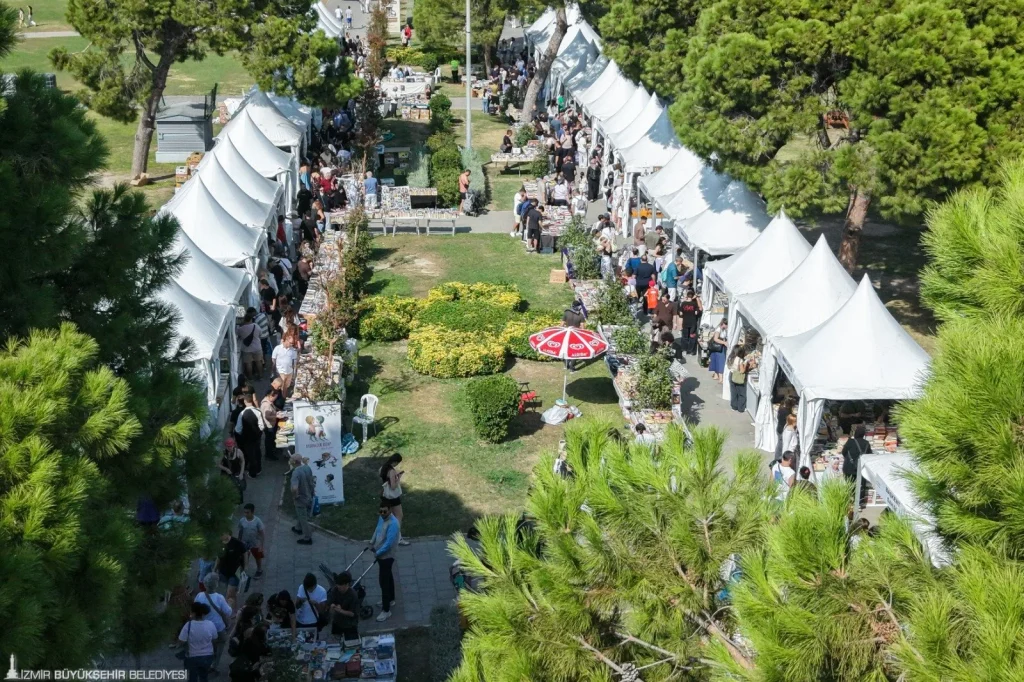 Kültürpark'ta kitap izdihamı: İzmirliler İZKİTAP’a büyük ilgi gösterdi