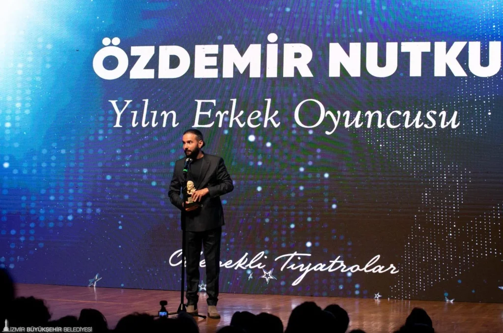 İzBBŞT, Özdemir Nutku Tiyatro Ödülleri’nden 4 ödülle döndü