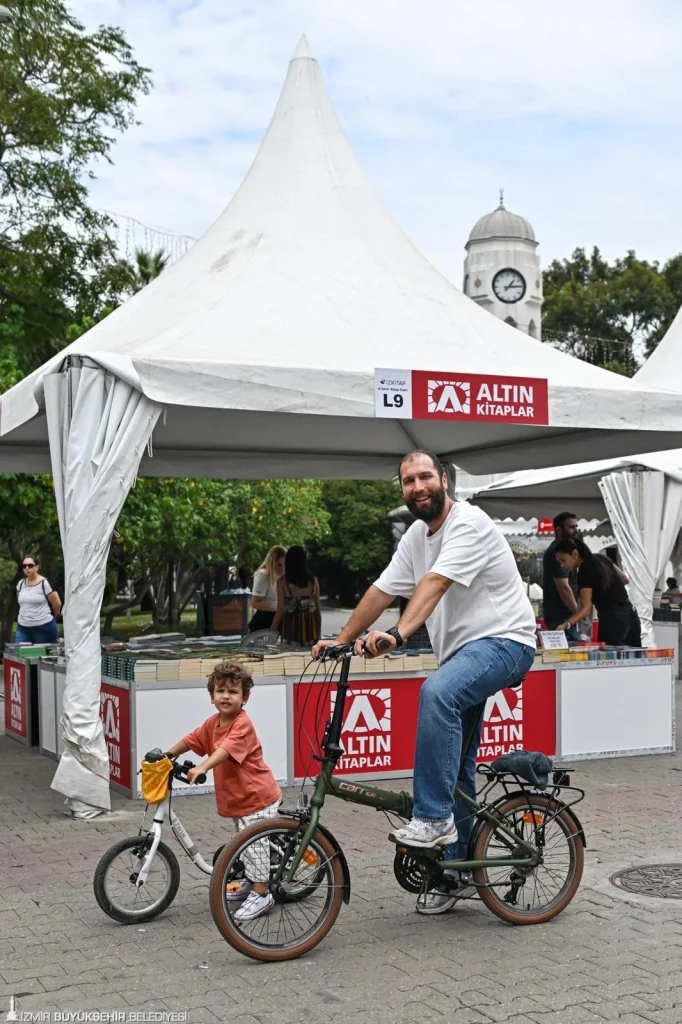 Kültürpark'ta İZKİTAP coşkusu tüm hızıyla sürüyor