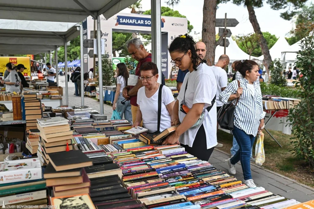 Kültürpark'ta İZKİTAP coşkusu tüm hızıyla sürüyor