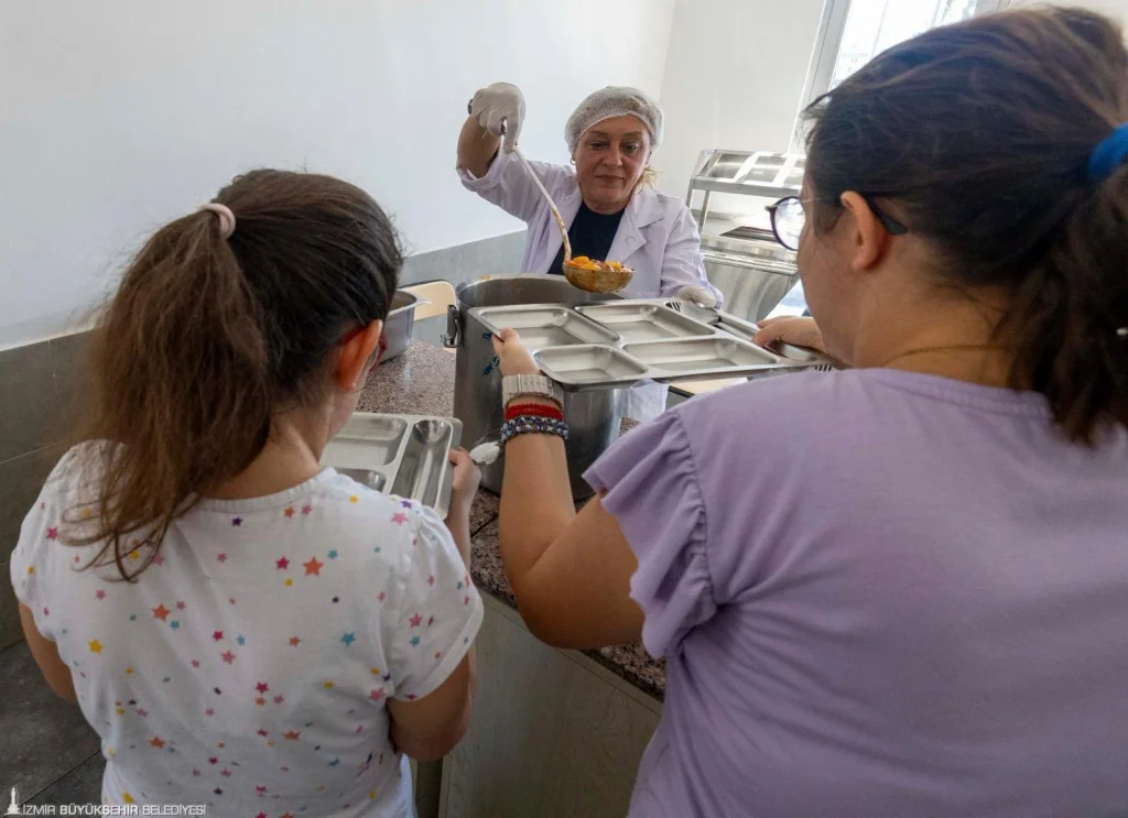 İzmir Büyükşehirden özel gereksinimli öğrencilere sıcak yemek desteği