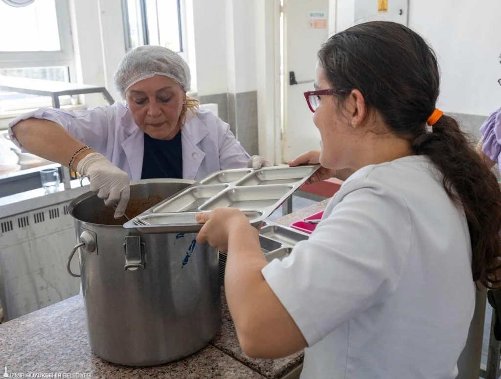 İzmir Büyükşehirden özel gereksinimli öğrencilere sıcak yemek desteği