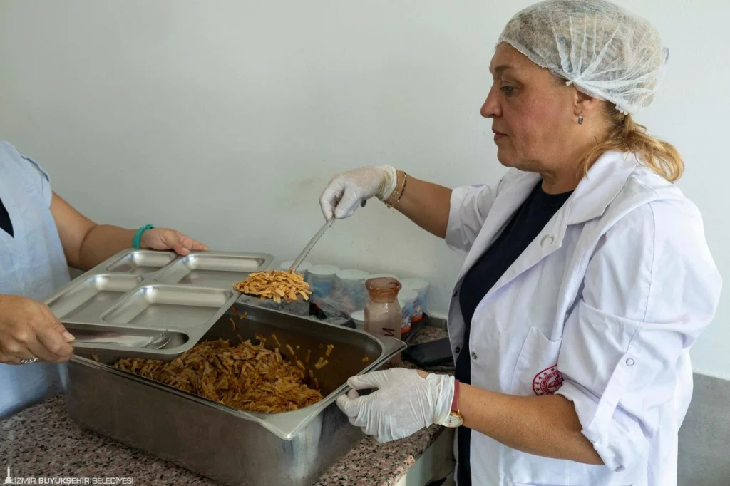 İzmir Büyükşehirden özel gereksinimli öğrencilere sıcak yemek desteği