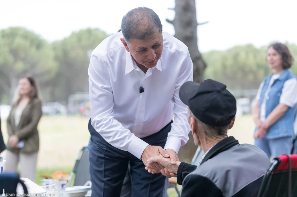 İzmir’de Emekliye dev destek:Kartlara 90 milyon TL yattı!