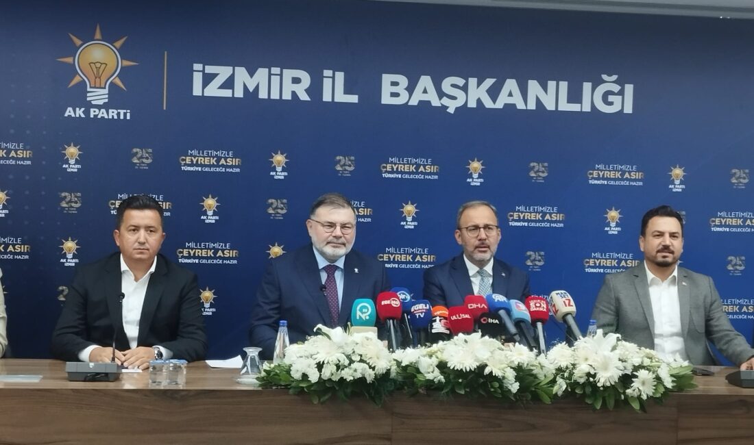 AK Parti İzmir İl Başkanlığı'nda düzenlenen gençlik, üniversite ve öğrenci