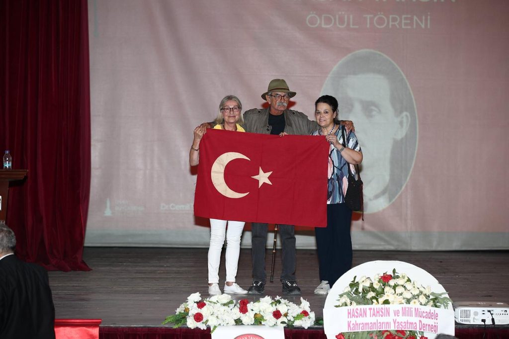 İzmir'de tarihi gece: İlk Kurşun’un ödülü emperyalizme meydan okuyan Iraklı Gazeteci Muntazar El-Zeydi’ye verildi