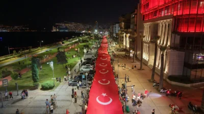 İzmir'in kurtuluşunun 104’üncü yıl dönümü, gün boyu etkinliklerle kutlandı. 9
