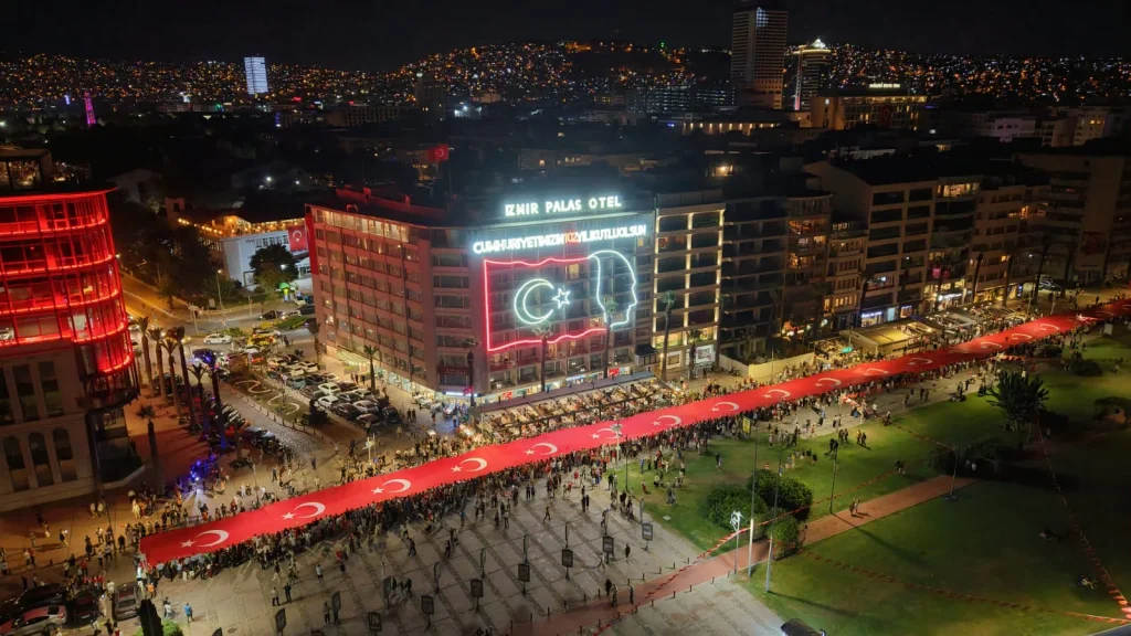 9 Eylül coşkusu fener alayıyla son buldu 1 9 Eylül coşkusu fener alayıyla son buldu