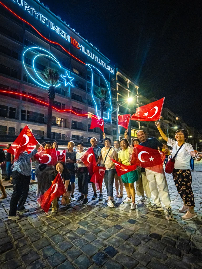 9 Eylül coşkusu fener alayıyla son buldu 5 9 Eylül coşkusu fener alayıyla son buldu