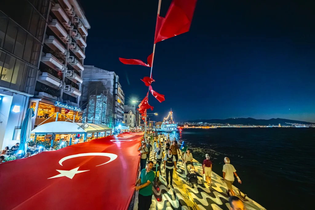9 Eylül coşkusu fener alayıyla son buldu 2 9 Eylül coşkusu fener alayıyla son buldu