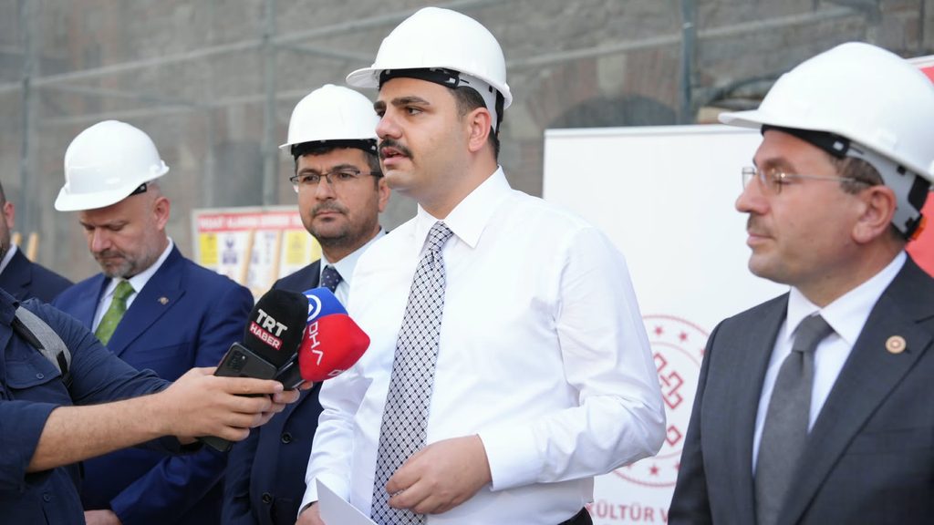 AK Parti Genel Sekreteri Eyyüp Kadir İnan un fabrikasında 5 AK Parti Genel Sekreteri Eyyüp Kadir İnan un fabrikasında