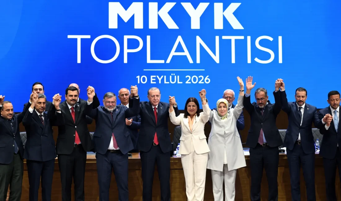 AK Parti'ye katılan Foça Belediye Başkanı Saniye Bora Fıçı, yazılı