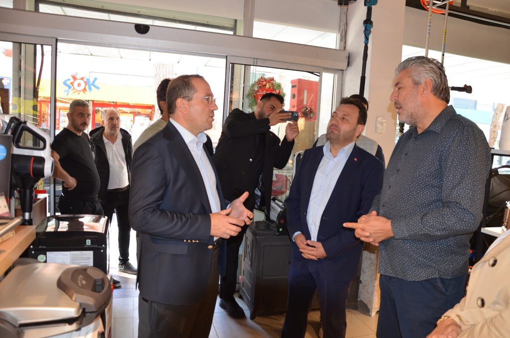 AK Partili Kırkpınar sahada: "Her zaman esnafımızın ve üreticimizin yanındayız" 3 AK Partili Kırkpınar sahada: "Her zaman esnafımızın ve üreticimizin yanındayız"