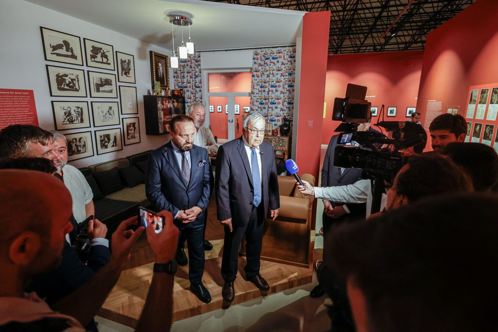 Rus Büyükelçi Nazım Hikmet-Romantika sergisinde