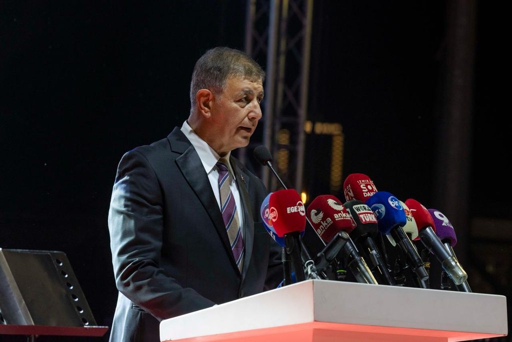 İzmir'in 104 yıllık kurtuluş resepsiyonunda Cemil Tugay'dan net mesaj: "Şimdi çalışma ve başarma sırası bizde"