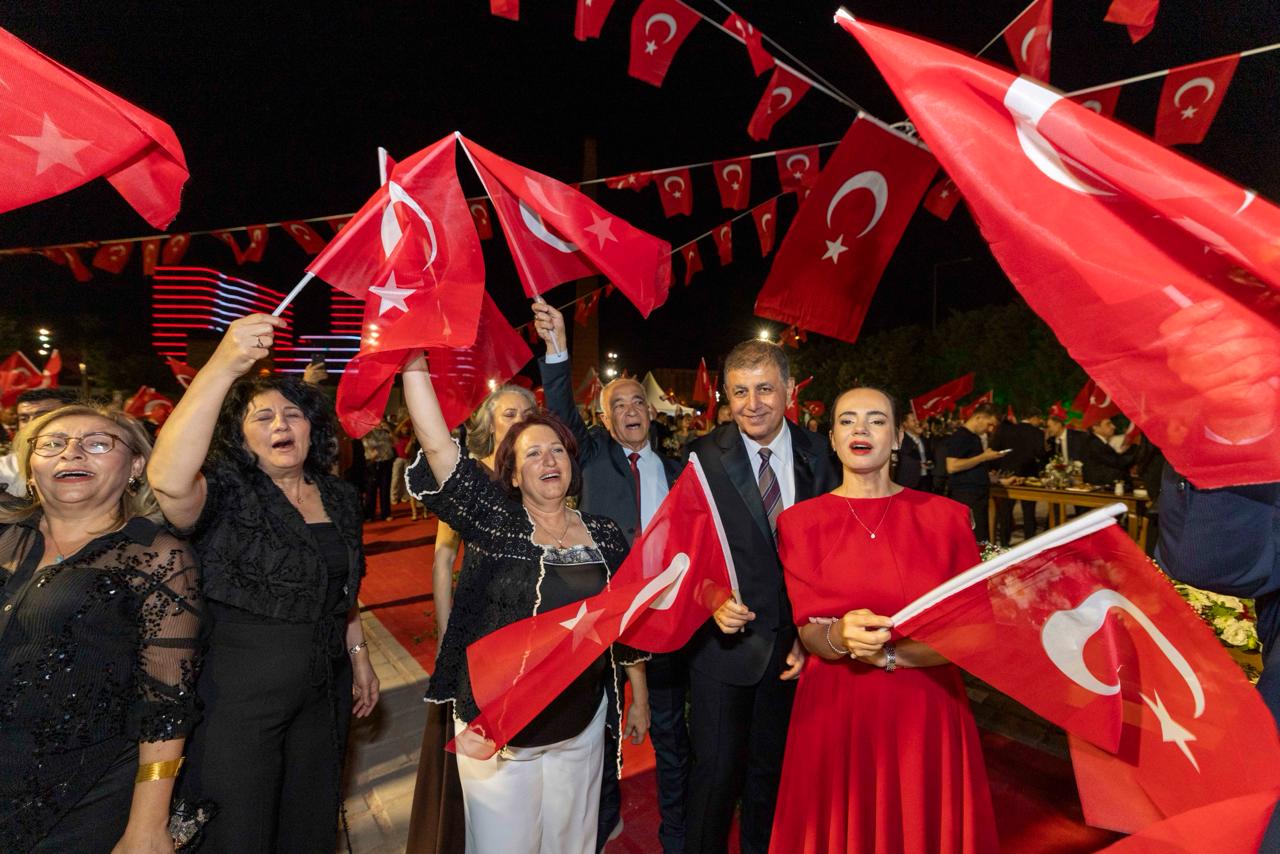 İzmir'in 104 yıllık kurtuluş resepsiyonunda Cemil Tugay'dan net mesaj: "Şimdi çalışma ve başarma sırası bizde"