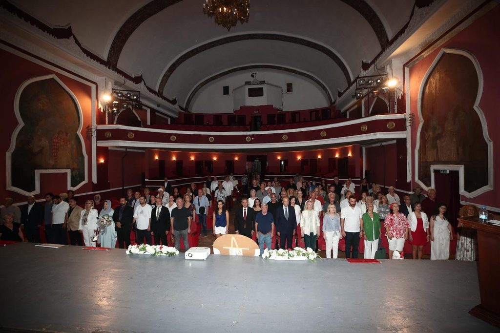 İzmir'de tarihi gece: İlk Kurşun’un ödülü emperyalizme meydan okuyan Iraklı Gazeteci Muntazar El-Zeydi’ye verildi