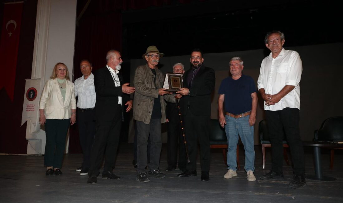 İzmir’in kurtuluşunun yıl dönümünde düzenlenen Uluslararası Hasan Tahsin Ödül Töreni,