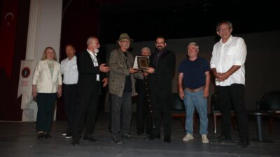 İzmir’in kurtuluşunun yıl dönümünde düzenlenen Uluslararası Hasan Tahsin Ödül Töreni,