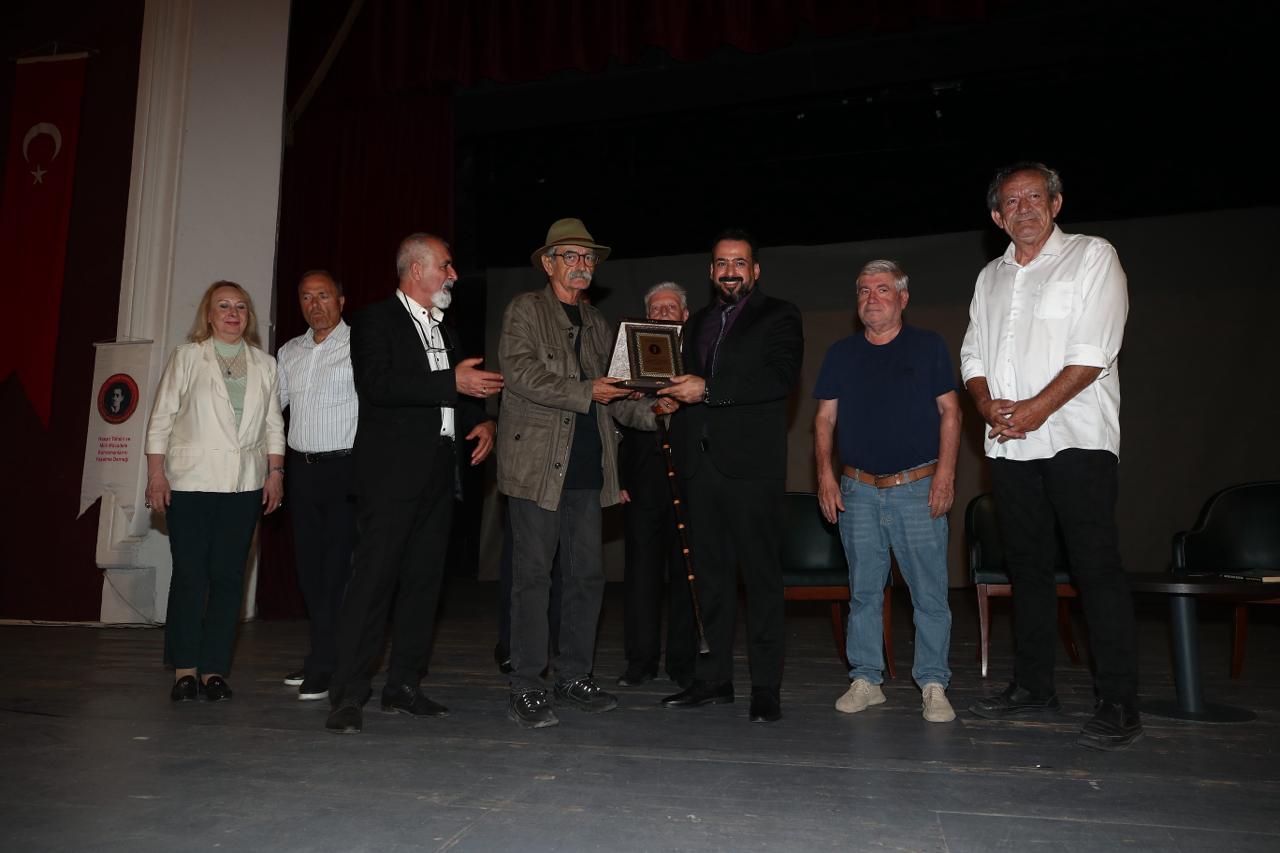 İzmir'de tarihi gece: İlk Kurşun’un ödülü emperyalizme meydan okuyan Iraklı Gazeteci Muntazar El-Zeydi’ye verildi