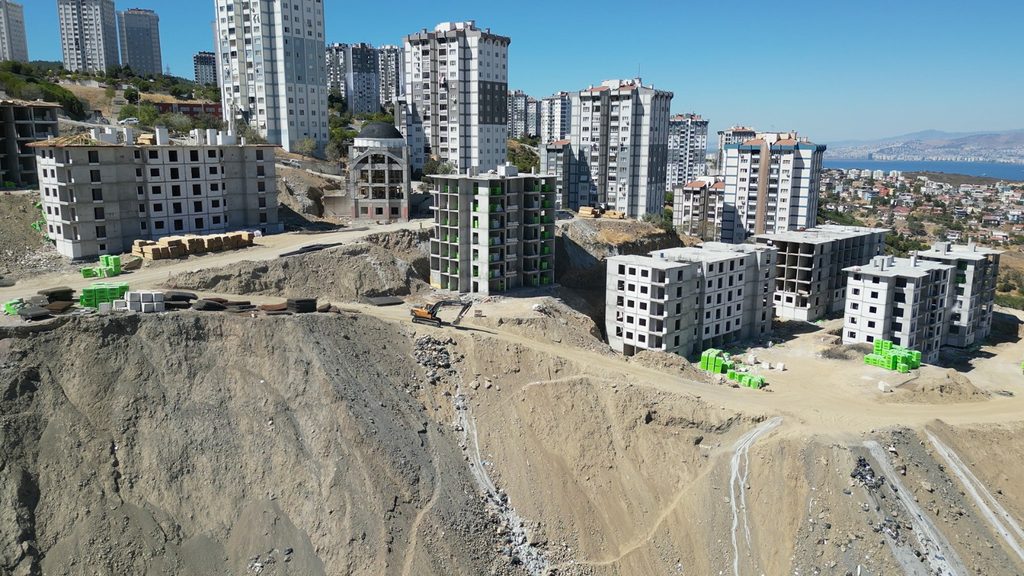 Saygılı'dan Karabağlar TOKİ şantiyesinde inceleme