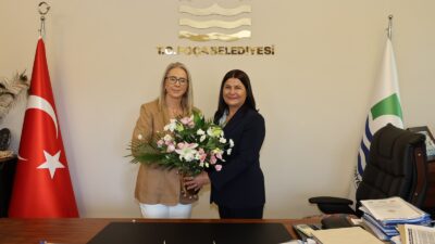CHP'den ayrılarak AK Parti'ye katılan Foça Belediye Başkanı Saniye Bora