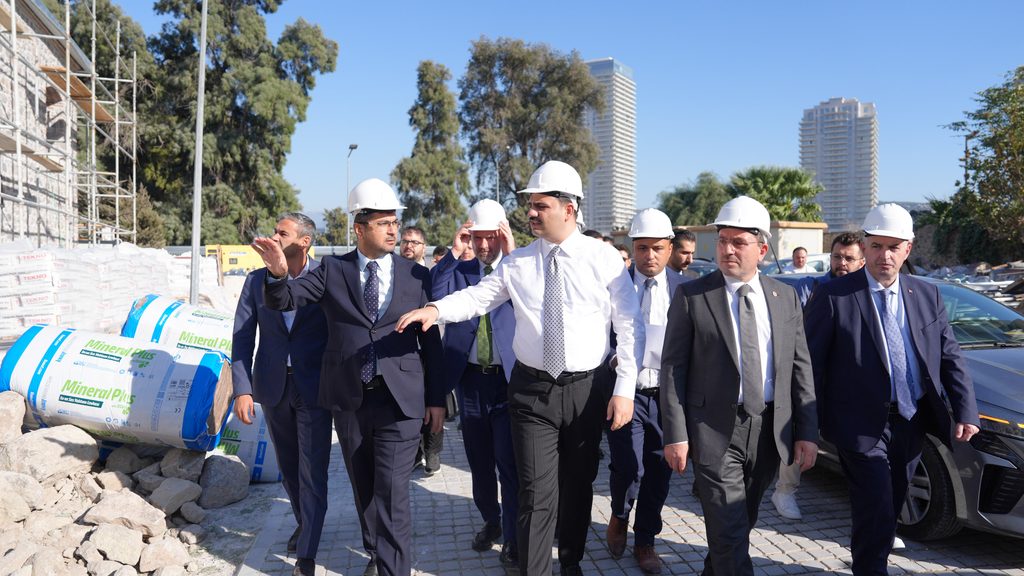 AK Parti Genel Sekreteri Eyyüp Kadir İnan un fabrikasında 2 AK Parti Genel Sekreteri Eyyüp Kadir İnan un fabrikasında