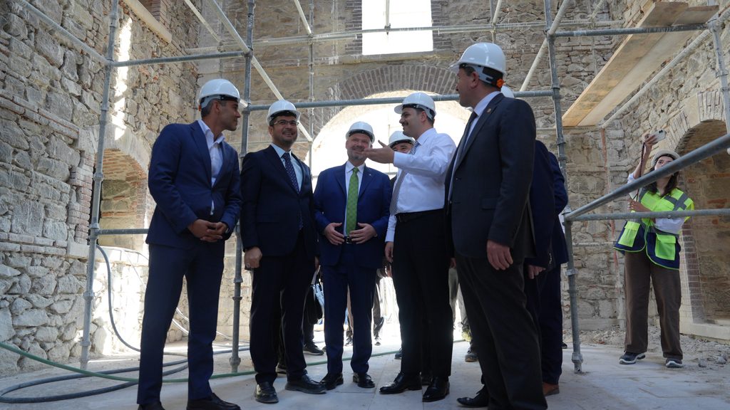 AK Parti Genel Sekreteri Eyyüp Kadir İnan un fabrikasında 3 AK Parti Genel Sekreteri Eyyüp Kadir İnan un fabrikasında