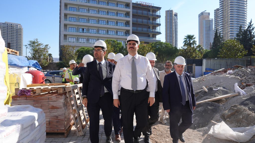 AK Parti Genel Sekreteri Eyyüp Kadir İnan un fabrikasında 1 AK Parti Genel Sekreteri Eyyüp Kadir İnan un fabrikasında