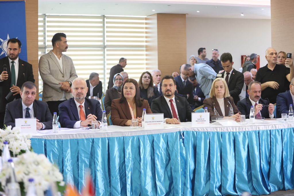 Eyyüp Kadir İnan'dan İzmir'de 2028 çıkışı: 'Genel başkanımızı yeniden Cumhurbaşkanı seçeceğiz' 5 Eyyüp Kadir İnan'dan İzmir'de 2028 çıkışı: 'Genel başkanımızı yeniden Cumhurbaşkanı seçeceğiz'