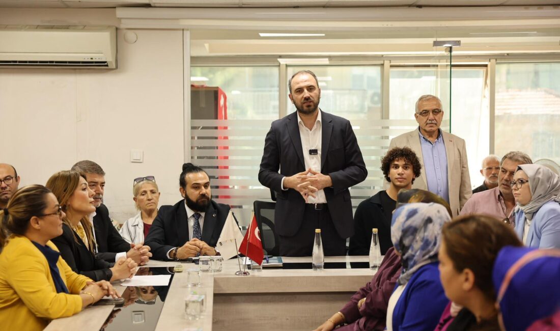 AK Parti Gaziemir İlçe Danışma Meclisi Toplantısı’nda teşkilat mensuplarına seslenen