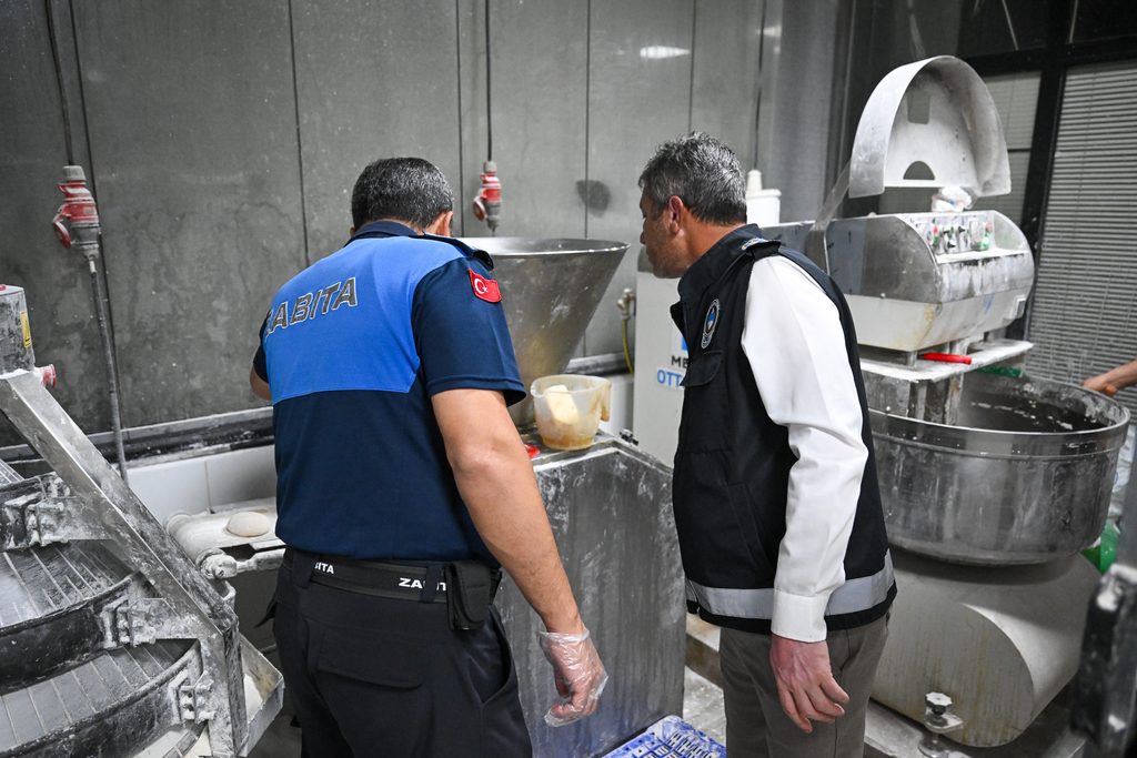Başkan Eşki gece yarısı denetiminde: Zabıta fırınlarda kurallara uymayanlara ceza kesti