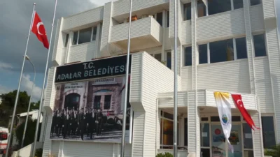 CHP'li Adalar Belediyesi'nde tutuklanan belediye başkanının yerine seçilen Başkanvekili Medine