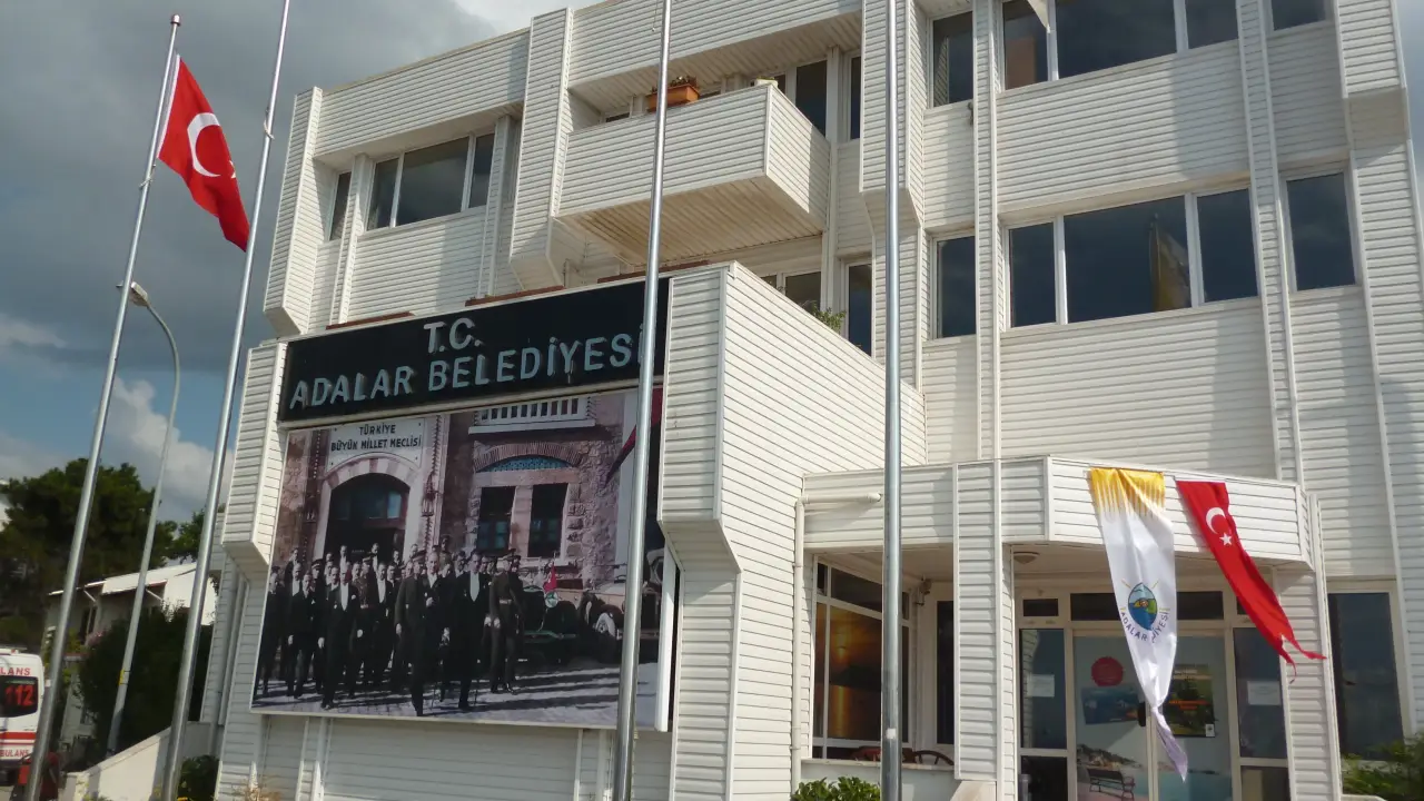 CHP'li Adalar Belediyesi'nde tutuklanan belediye başkanının yerine seçilen Başkanvekili Medine