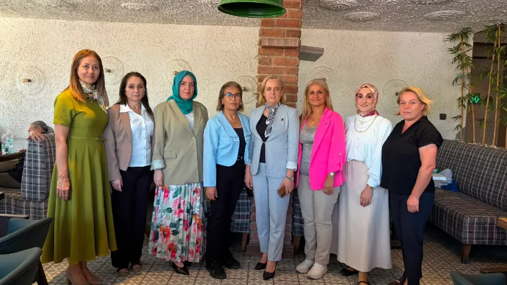 AK Parti İzmir İl Kadın Kolları, 30 ilçenin yeni dönem yol haritasını belirledi