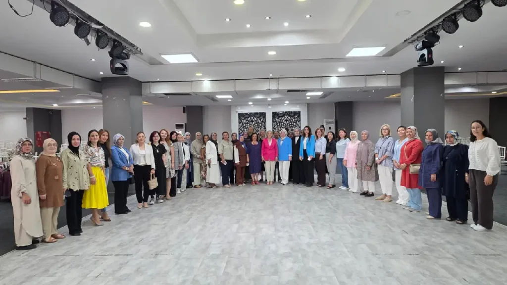 AK Parti İzmir İl Kadın Kolları, 30 ilçenin yeni dönem yol haritasını belirledi
