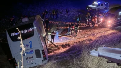 İstanbul-Ağrı seferini yapan yolcu otobüsünün Merzifon yakınlarında bariyerleri aşarak şarampole