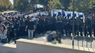 Ankara’da Anayasa Mahkemesi (AYM) önünde emeklilerin düzenlediği eylem sırasında başından