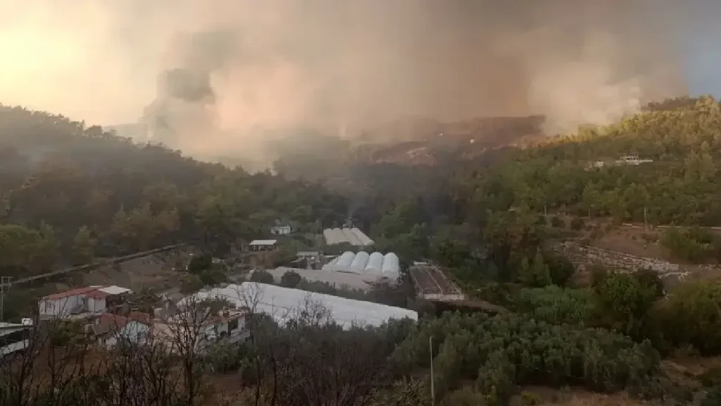 Akdeniz hattında alev alarmı: Yüzlerce ev tahliye edildi