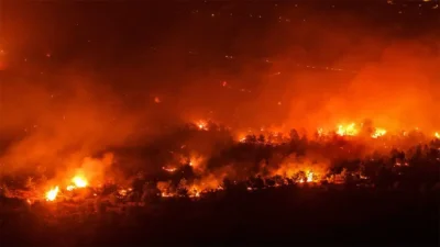 Antalya’nın Aksu ilçesinde pazartesi günü başlayan ve rüzgarın etkisiyle geniş
