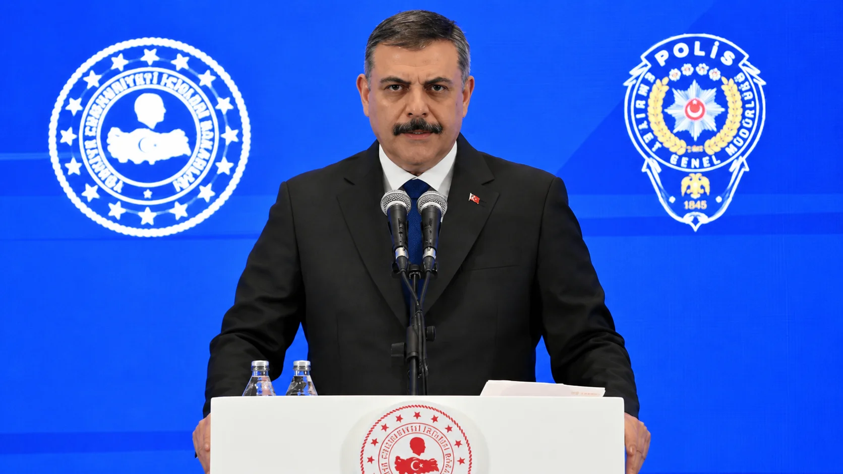 Manisa'nın Turgutlu ilçesinde 11 öğrencinin yaralandığı okul önü silahlı saldırının