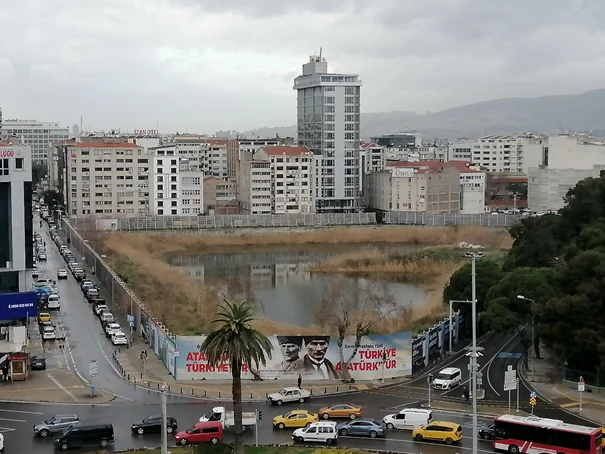 İzmir Büyükşehir Belediyesi, kamuoyunda uzun yıllardır "Basmane Çukuru" olarak bilinen