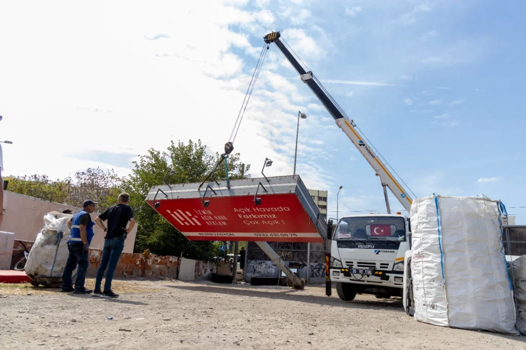 İzmir Büyükşehir'den Karşıyaka Belediyesi'ne Çatı Bostanlı ve reklam panosu için yasal işlem