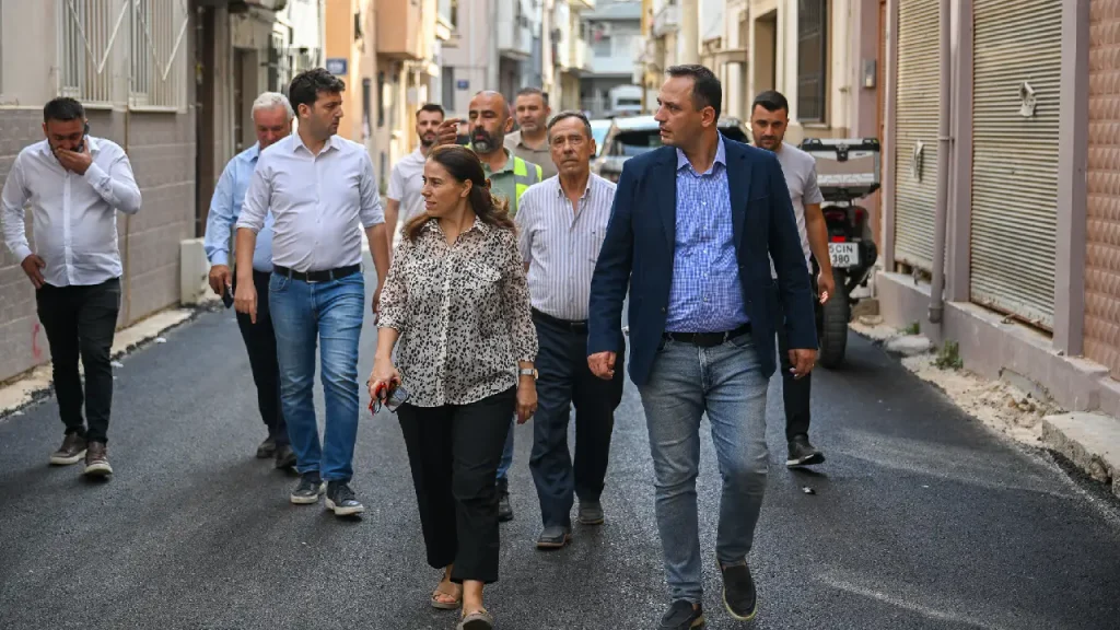 Bornova’da dev asfalt hamlesi: Çamdibi’nde 282 sokak asfaltla buluşuyor 1 Bornova’da dev asfalt hamlesi: Çamdibi’nde 282 sokak asfaltla buluşuyor