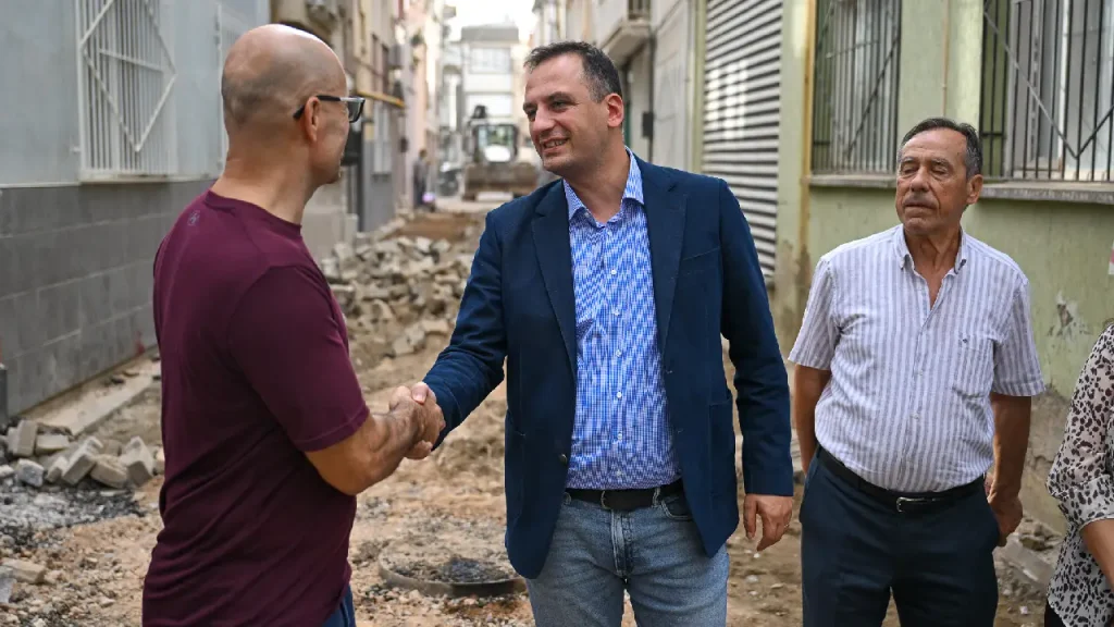 Bornova’da dev asfalt hamlesi: Çamdibi’nde 282 sokak asfaltla buluşuyor 2 Bornova’da dev asfalt hamlesi: Çamdibi’nde 282 sokak asfaltla buluşuyor