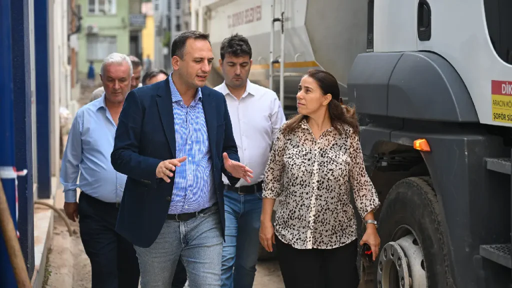 Bornova’da dev asfalt hamlesi: Çamdibi’nde 282 sokak asfaltla buluşuyor 3 Bornova’da dev asfalt hamlesi: Çamdibi’nde 282 sokak asfaltla buluşuyor